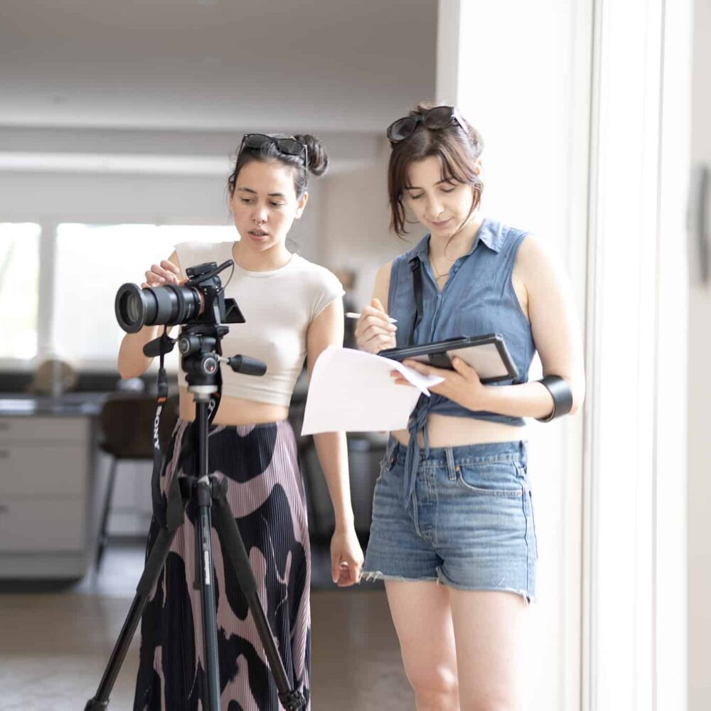 Shanon et Élise en préparation de tournage pour Parisis Média